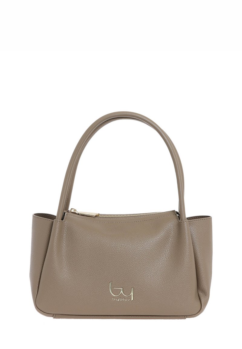 Borsa a tracolla in pelle beige con finitura testurizzata, manici curvi e chiusura con zip, con un accento del logo dorato sul lato.