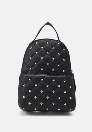 Czarny pikowany plecak z akcentami ze złotych ćwieków. Posiada zaokrąglony wierzch, przednią kieszeń oraz górny uchwyt ułatwiający przenoszenie.