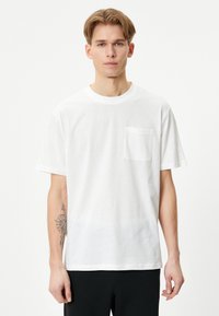 Koton POCKET DETAIL SHORT SLEEVE CREW NECK - T-shirt - bas - white