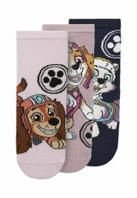 Trzy pary skarpet w wzory: różowe z brązowym psem, jasnoróżowe z psem i granatowe z białym psem, wszystkie z rysunkowymi motywami.