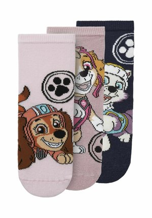 Tři páry vzorovaných ponožek: růžové s hnědým psem, světle růžové se psem a námořnické s bílým psem, všechny s pohádkovými designy.