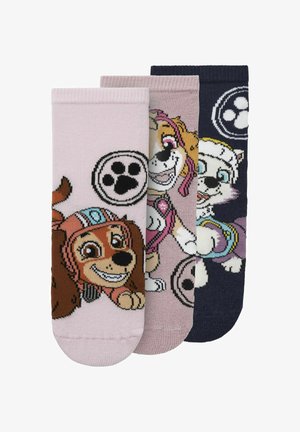 Tri par nogavica s uzorkom: ružičaste s smešnim smeškom, svetlo ružičaste s psom, i tamnoplave s belim psom, svi sa crtanim dizajnom.