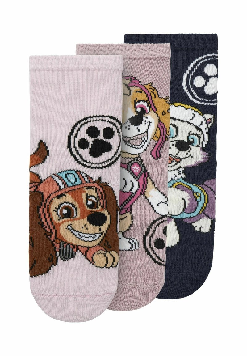 Trzy pary skarpet w wzory: różowe z brązowym psem, jasnoróżowe z psem i granatowe z białym psem, wszystkie z rysunkowymi motywami.