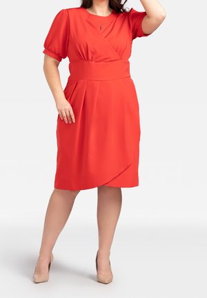 Vestido rojo, de longitud a la rodilla, con mangas abullonadas y un diseño envolvente. Presenta un detalle de ojal en el escote y un panel drapeado en la parte delantera. Textura suave.