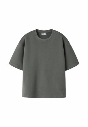T-shirt gris foncé côtelé à manches courtes avec col rond et un petit logo cousu près de l'ourlet inférieur sur le côté gauche devant.