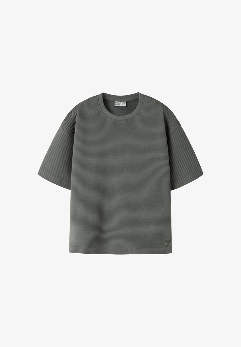 T-shirt gris foncé côtelé à manches courtes avec col rond et un petit logo cousu près de l'ourlet inférieur sur le côté gauche devant.