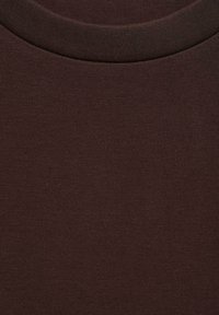 Brun crew-neck bomulds t-shirt med en glat overflade og ribbet krave. Har en ensfarvet farve uden synlige mønstre eller accenter.
