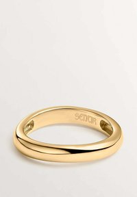 Anillo de oro con forma suave y redondeada y un acabado pulido. Presenta un sutil grabado, "SENTIR," en el interior de la banda.