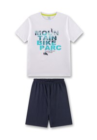 Weißes Baumwoll-T-Shirt mit einem blau-schwarzen Grafikdruck, auf dem "MOUNTAIN BIKE PARC" steht. Kombiniert mit einer blauen Shorts mit elastischem Bund.