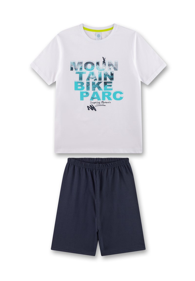 Weißes Baumwoll-T-Shirt mit einem blau-schwarzen Grafikdruck, auf dem "MOUNTAIN BIKE PARC" steht. Kombiniert mit einer blauen Shorts mit elastischem Bund.