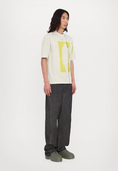 A-COLD-WALL* DECIBEL - Triko s potiskem - beige bone