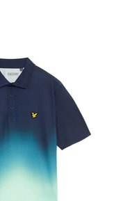 Marineblauwe polo met een verloopontwerp dat vervaagt naar teal, met een gele geborduurde logo op de linkerborst en een placket met drie knopen.