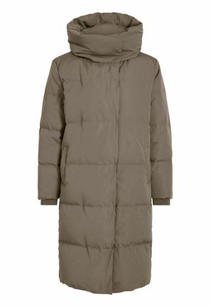 Manteau matelassé de couleur marron atténué, avec un col montant, des manches longues et un design matelassé avec des coutures visibles.