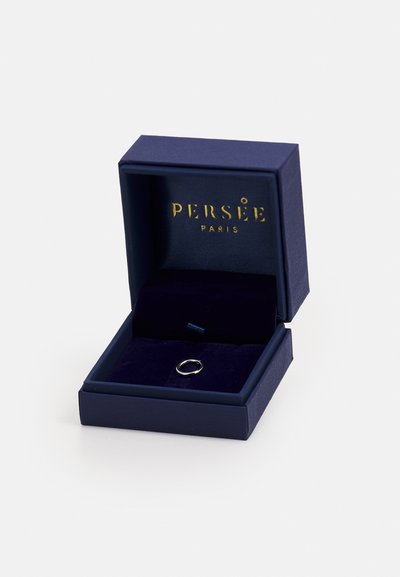 Sidabrinė žiedas mėlyname aksominiame juvelyrikos dėkle. Dėkle ant dangčio yra auksinis "PERSEE PARIS" logotipas.