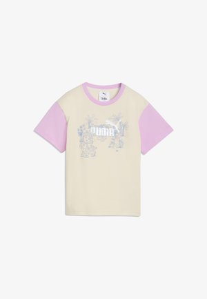 Camiseta crema de manga corta con mangas y cuello rosa, con dibujos animados azul claro, flores y el logo de Puma en el frente.