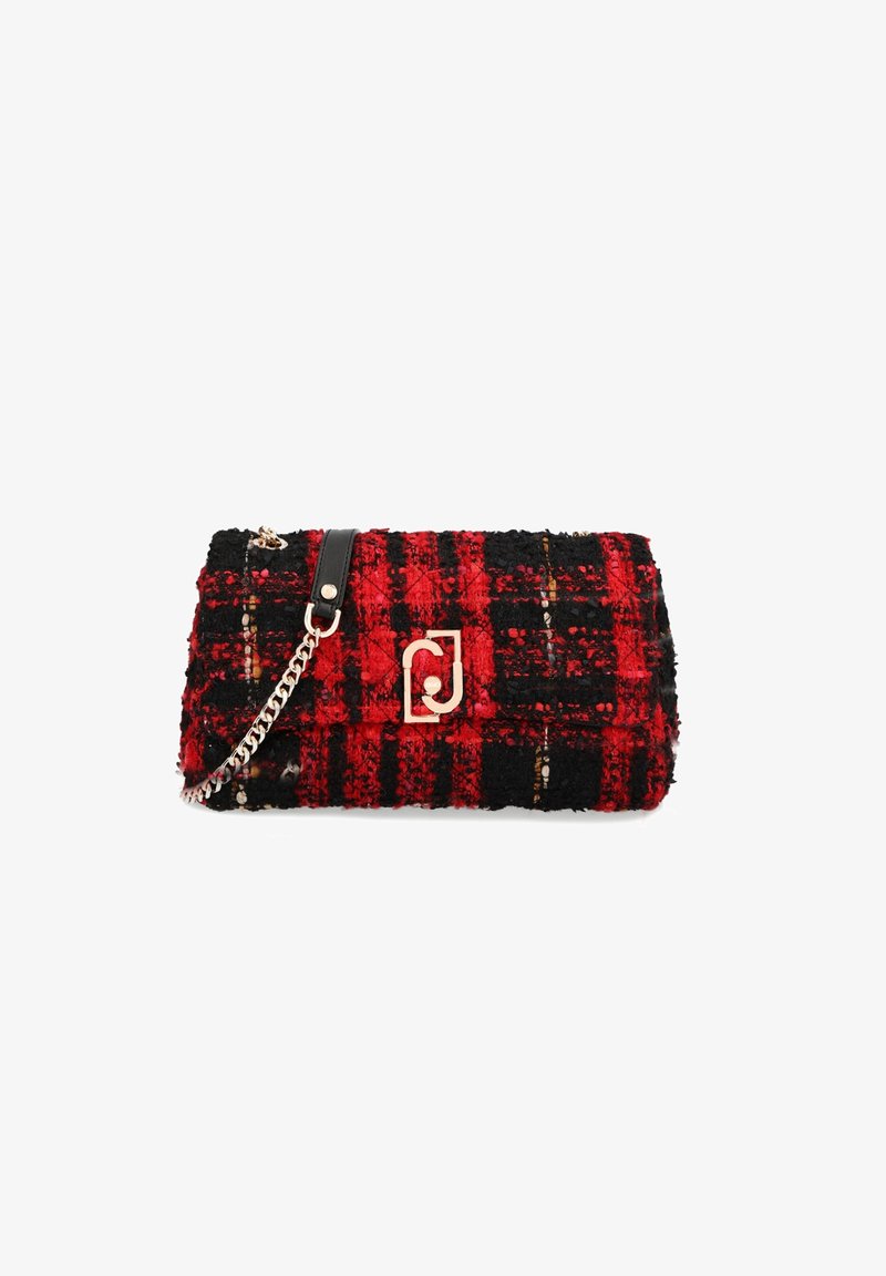 Vævet rød og sort ternet stof clutch taske med et guld logo, sorte læderdetaljer og en sølv kædesteel. Tekstureret overflade.