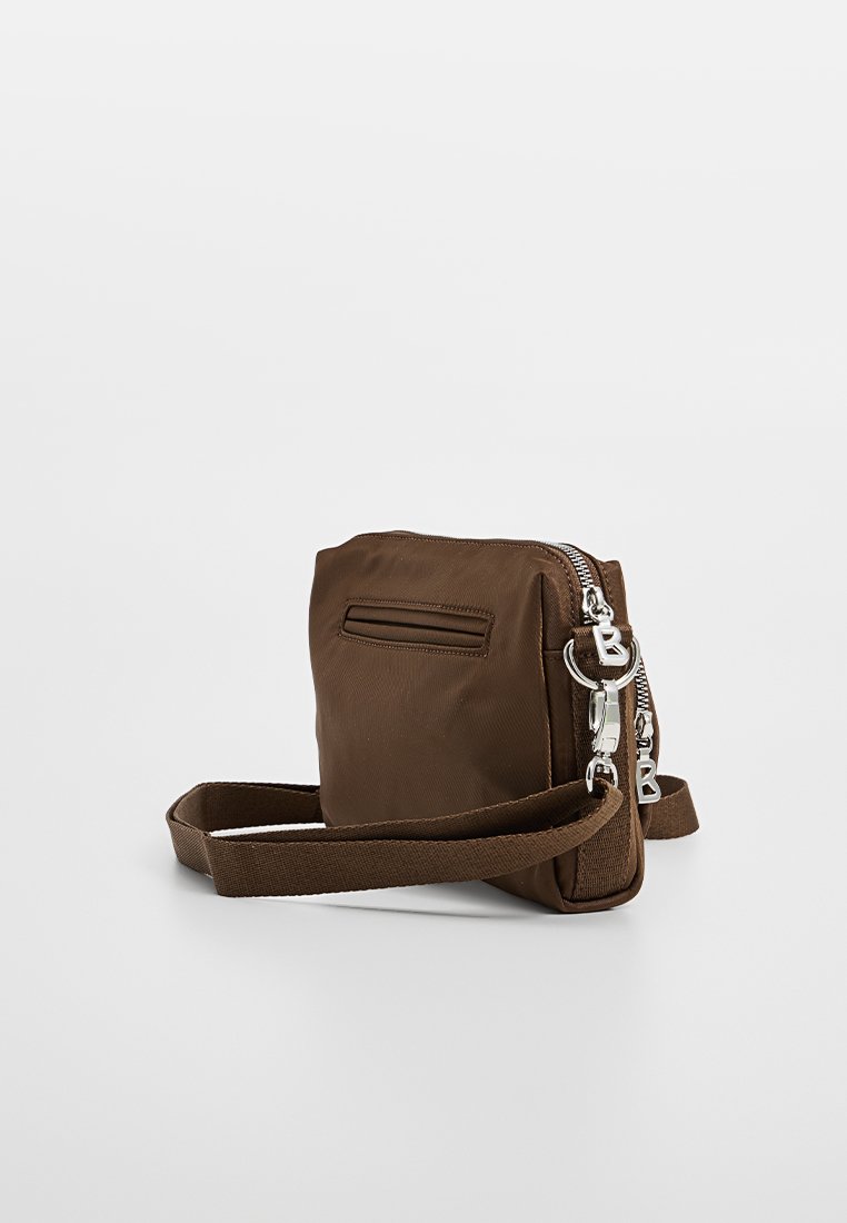 Borsa a tracolla in nylon marrone con zip argentate, tracolla regolabile, tasca frontale piatta e forma rettangolare compatta.