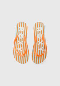 Des tongs rayées orange et bleues avec un logo blanc. Le design présente une semelle texturée et des lanières flexibles et lisses.