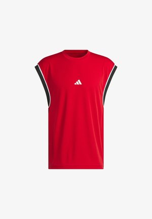 T-shirt de sport sans manches rouge en tissu respirant. Présente des accents noirs et blancs, un col rond et le logo Adidas sur la poitrine.