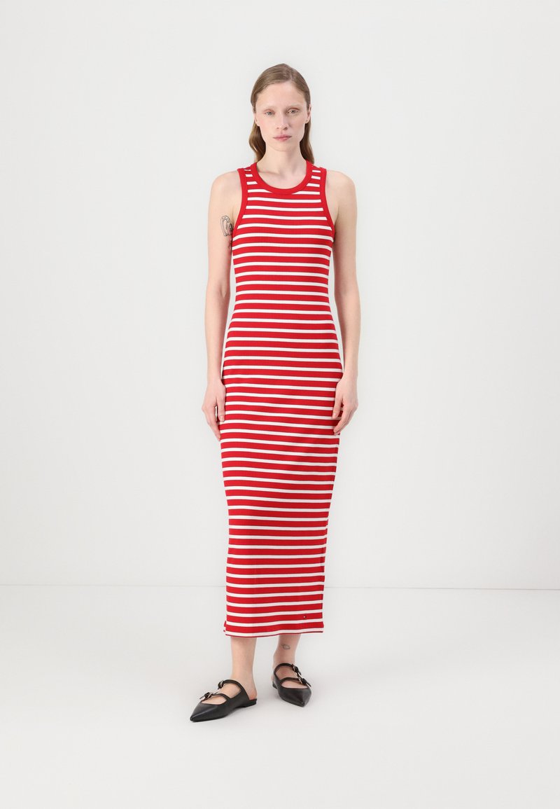 Robe débardeur rayée rouge et blanche, design ajusté, longueur genou, en mélange de coton, accompagnée de ballerines noires à bout pointu, texture lisse.