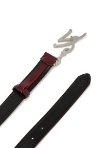 Curea din piele neagră cu un accent lucios burgund și o cataramă din metal argintiu cu un design decorativ unic.