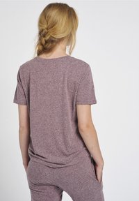 Bordowa casualowa koszulka melanżowa z krótkim rękawem, okrągłym dekoltem, luźnym krojem i miękką fakturą, w komplecie z pasującymi spodniami.