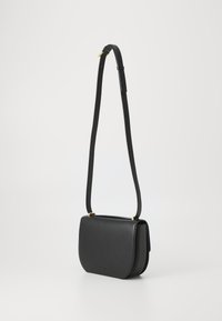 Borsa a tracolla in pelle nera con forma piatta, cinturino regolabile, dettagli in hardware dorato e design minimalista. Presenta una texture liscia.