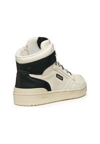 Sneakers high-top con tomaia color crema e dettagli in pelle nera, design con lacci, suola in gomma testurizzata e branding Geox.