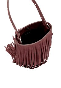 Torebka typu fringe wykonana z bordo sztucznego zamszu, o okrągłym kształcie, z solidnym uchwytem ozdobionym metalowymi ćwiekami oraz czarnym wnętrzem.