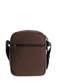 Pequeño bolso cruzado rectangular de tela marrón con bolsillo delantero con cremallera y correa negra ajustable.