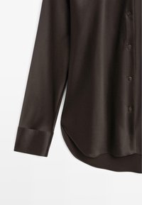 Dunkelbraunes Satin-Shirt mit durchgehender Knopfleiste, langen Ärmeln und abgerundetem Saum, samt einer glatten Textur und einem schlichten Kragen.