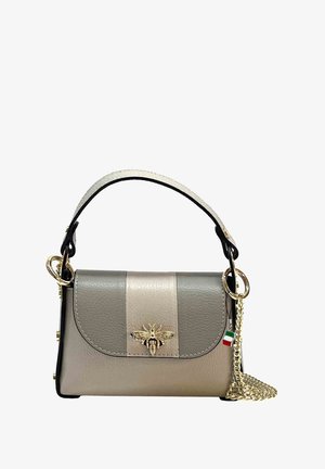 Sac à main en cuir gris avec emblème d'abeille doré, chaîne en bandoulière et accents noirs. Il présente une forme structurée et une texture lisse.