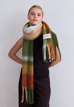 Wollen sjaal met een verloop van groen, oranje en roomkleurige tinten met franjes aan de uiteinden; label leest "ARCTIC FOX." Zachte textuur.
