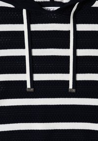 Sweat à capuche en maille rayée noir et blanc avec motif texturé et cordons blancs avec embouts métalliques estampillés "Cecil".