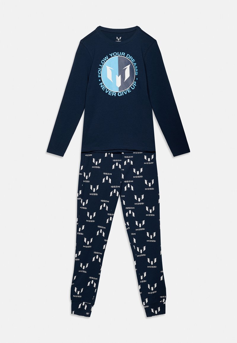 Haut à manches longues bleu marine avec le texte « Suivez vos rêves, n'abandonnez jamais » et un logo, assorti d'un pantalon couvert de logos Messi blancs.