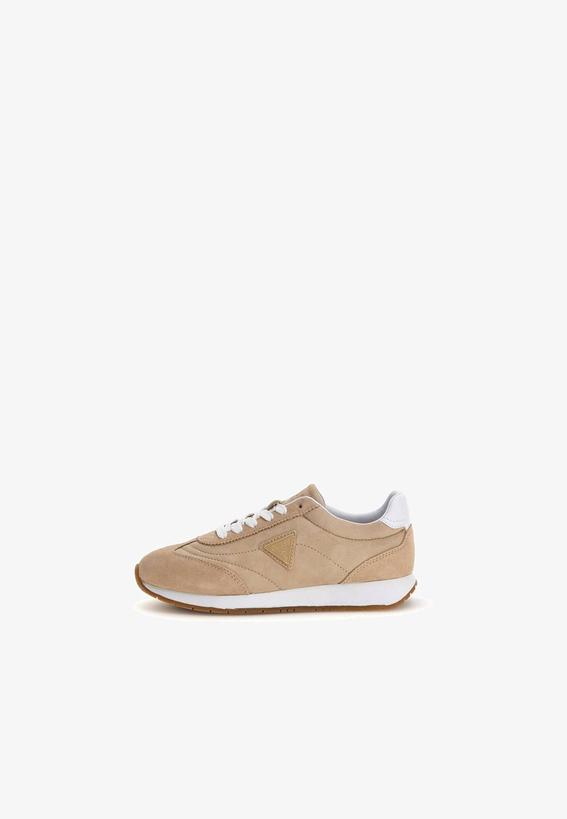 Beige Wildleder-Sportschuh mit weißer Lederferse, Schnürverschluss und Gummisohle. Enthält einen dreieckigen Akzent an der Seite.