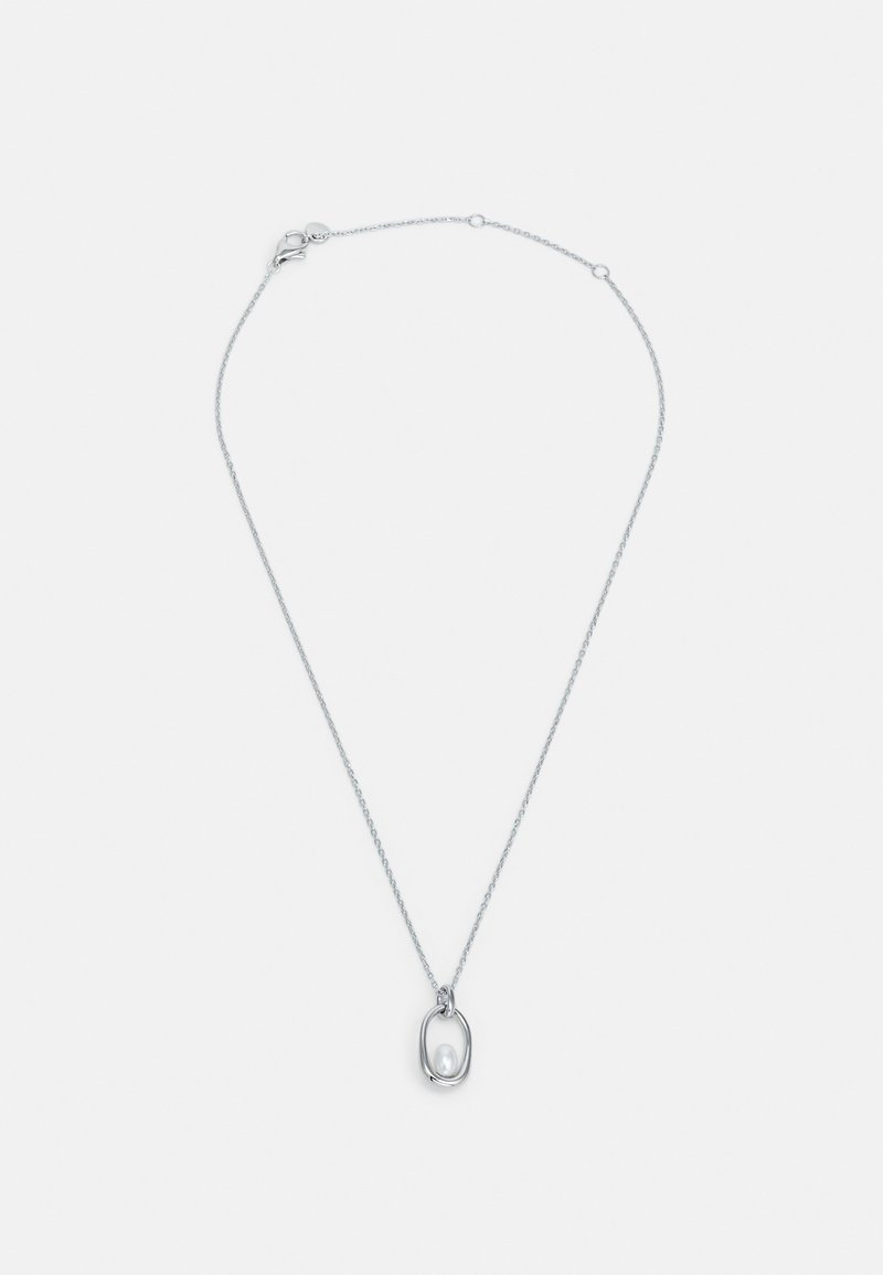 Sudraba ķēde ar ovālu kulonu, kurā ir balta pērle. Kulons ir ieskauts vienkāršā metāla rāmī.