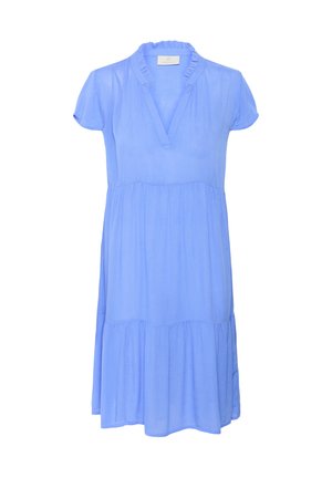 Világoskék ruha, amely könnyed anyagból készült, fodros nyakkivágással, rövid ujjakkal és réteges, bővülő szoknyával rendelkezik.