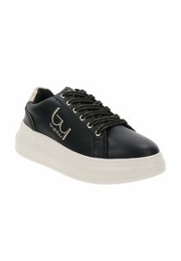 Sneaker in pelle nera con suola in gomma bianca, lacci con accenti dorati e logo sul lato. Punta arrotondata e colletto imbottito.