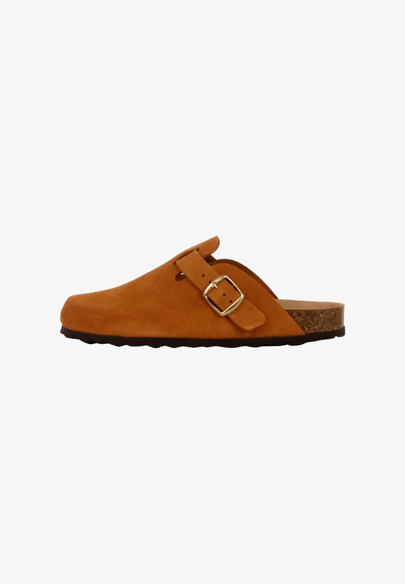 Wildleder-Slipper in orange-braun mit einem verstellbaren Schnallenriemen und Korkfußbett, ausgestattet mit einer strukturierten Gummisohle für besseren Halt.