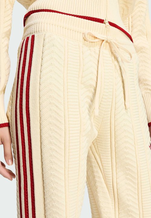 adidas ORIGINALS SST WIDE LEG TRACKPANT - Tracksuit bottoms - warm vanilla team victory red — photo 4