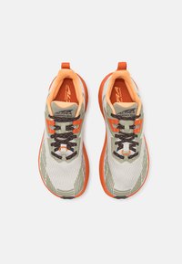 Altra EXPERIENCE WILD - Trail hardloopschoenen - gray/orange