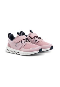 Baskets de sport en mesh rose avec des accents marine, dotées d'une sangle Velcro, de lacets, et d'une semelle blanche rembourrée avec des découpes circulaires.