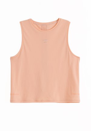 Top corto pesca senza maniche con scollo rotondo e piccolo logo centrale sul petto, posato su uno sfondo bianco.