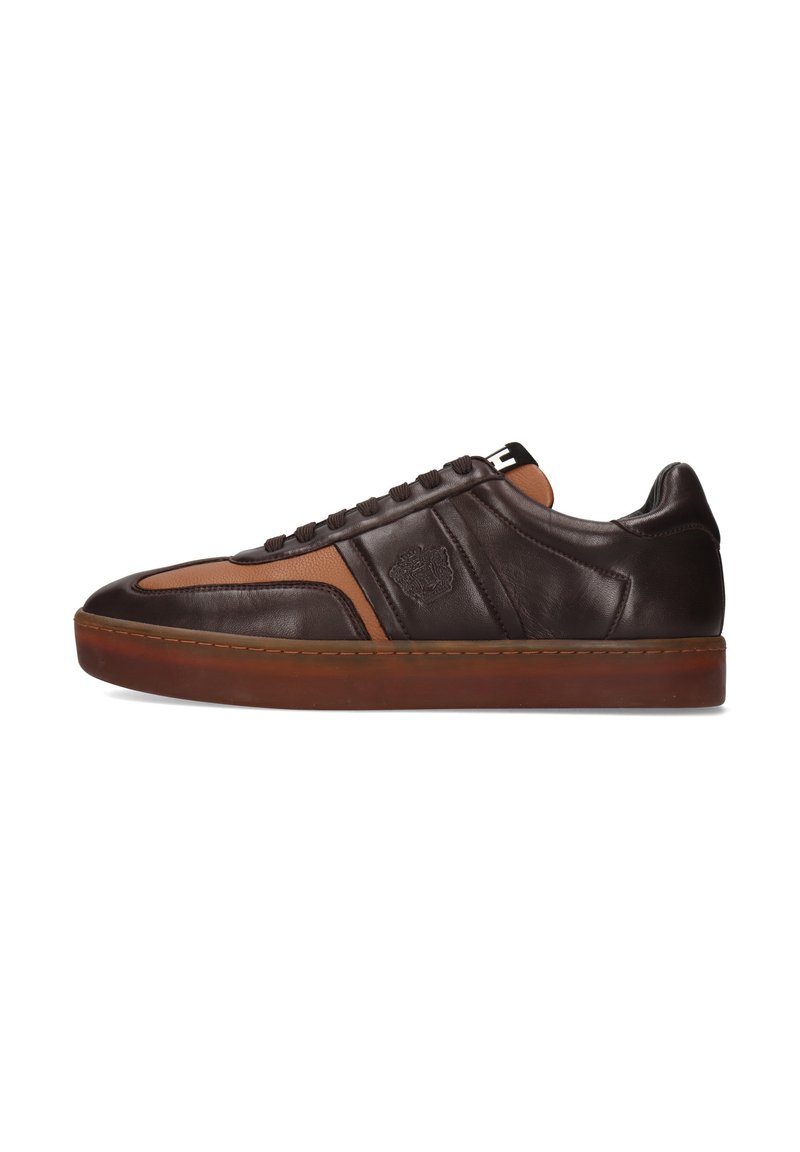 Sneaker in pelle a basso profilo, di colore marrone scuro e beige, con lacci frontali, logo impresso sul lato e suola in gomma spessa di colore marrone.