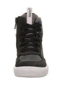 Czarne wysokie sneakersy z szarymi akcentami, z przodu na sznurówki, z bocznym zamkiem, białą podeszwą oraz logo "superfi" na języku.