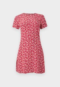 Robe rouge à manches courtes, avec un motif floral blanc, un col rond et une coupe décontractée. Fabriquée en tissu léger.