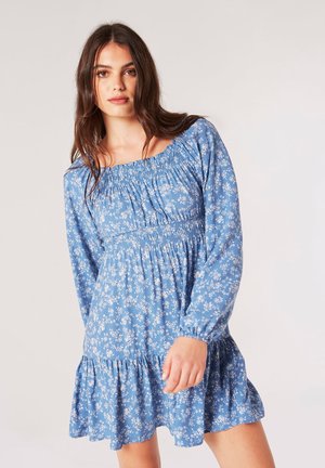 Blaues Blümchenkleid mit gerafftem Ausschnitt und langen Ärmeln. Verfügt über einen gerafften Saum, besteht aus leichtem Material und hat eine normale Passform.