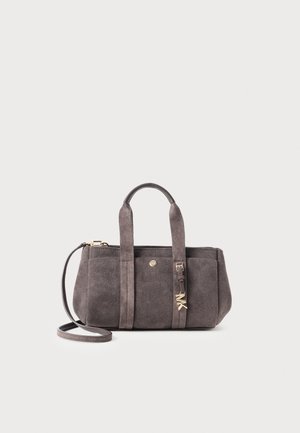 Borsa a tracolla in suede grigio con doppie maniglie superiori, tracolla staccabile e ciondolo dorato "MK" su una maniglia.