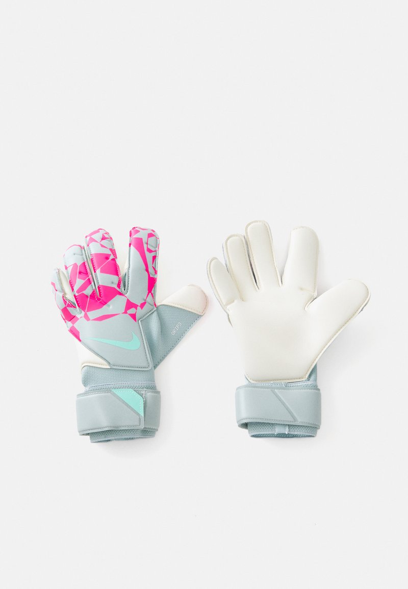 Luvas de guarda-redes com um padrão texturizado em rosa e cinza, com a palma branca e uma cinta de suporte para o pulso em azul claro.